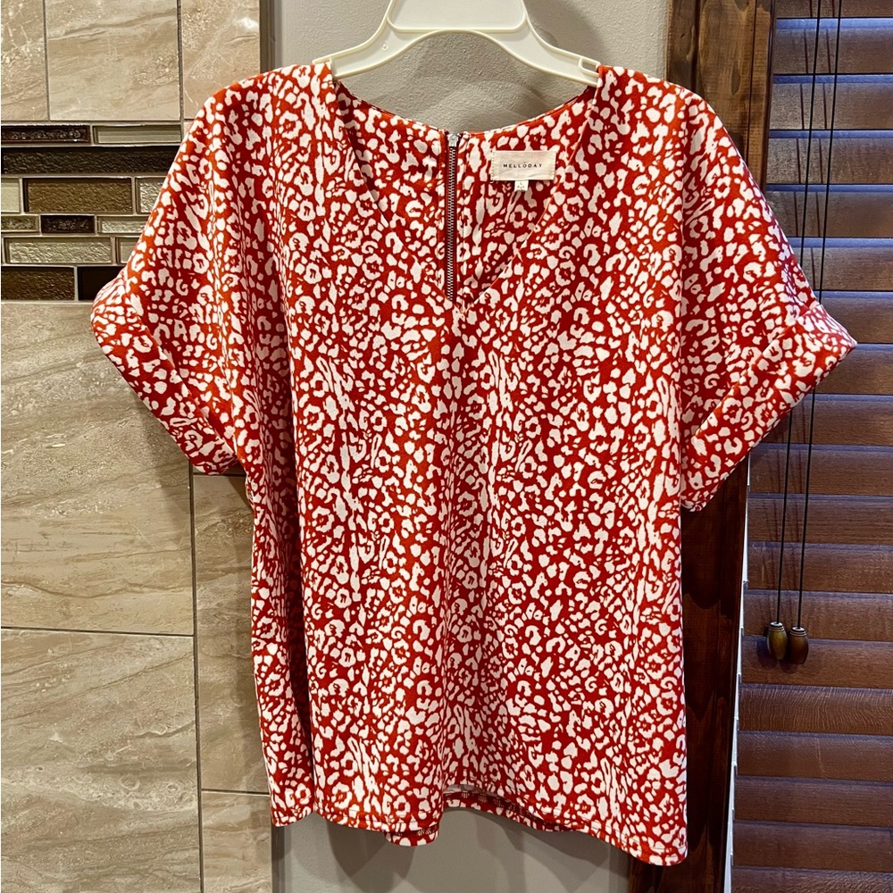 Melloday short sleeve shirt Size large.